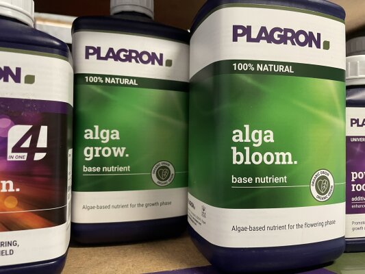 100% NATURAL besteht aus zwei...