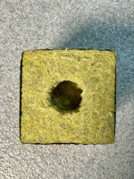 Grodan Improved (CSC) Delta 10, Kulturblock, 10x10x10cm, großes Loch 40/40, Steinwollblock